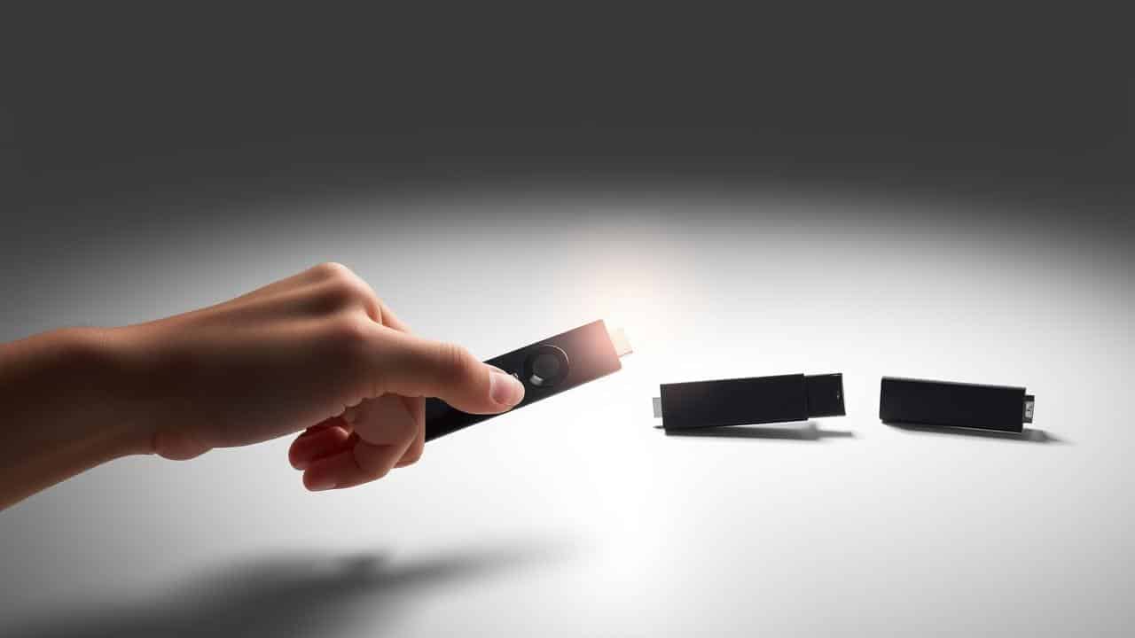 Ilustração minimalista de uma mão escolhendo o Fire TV Stick 'ideal' entre várias opções, simbolizando uma escolha simplificada.